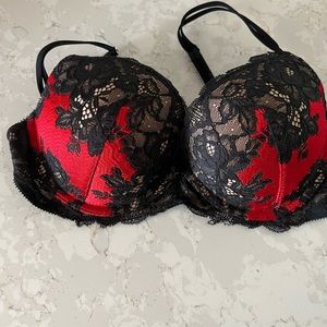 NWOT tags. Victoria’s Secret bra. 34D. Red and black lace.